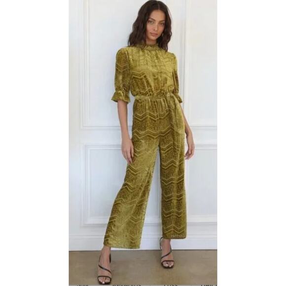NWT Adelyn Rae Willow Velvet Burnout Jumpsuit XS Gold Chartreuse Puff Sleeve - Picture 1 of 12